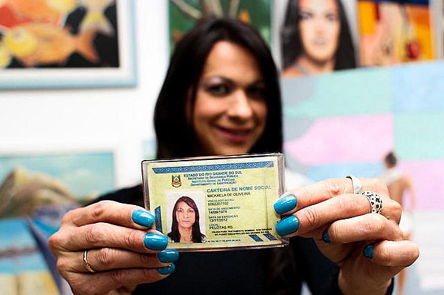 Nome social é aquele escolhido por travestis e transexuais de acordo com o gênero que se identificam