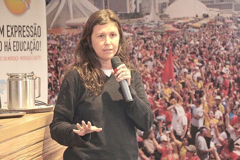 Thelma: "Queremos mobilizar as pessoas na luta contra o golpe, por meio de uma greve geral"