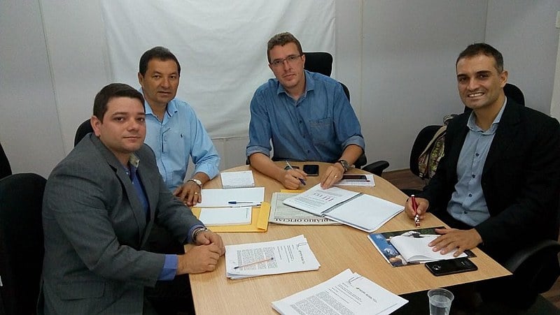 Leonardo (à dir.) é a ponte entre os órgãos e secretarias dos governos estaduais e as organizações sociais que atuam no semiárido