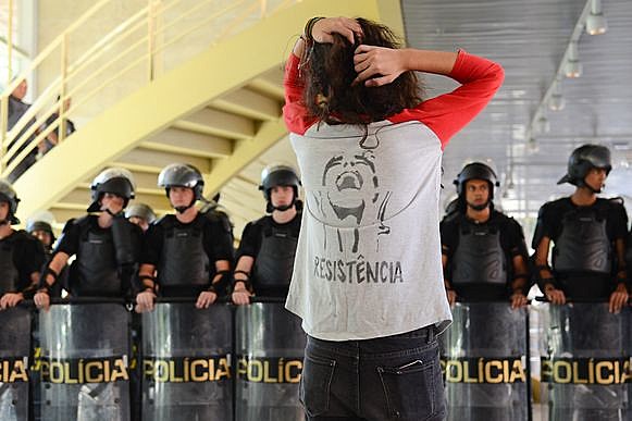 Estudante do Centro Paula Souza, durante tentativa de reintegração de posse pela Polícia Militar