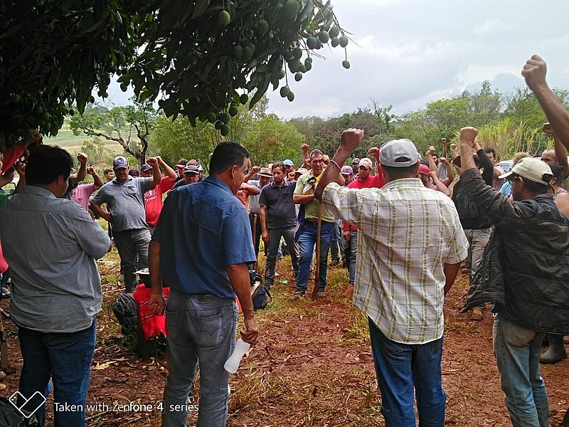 A ação é uma demonstração de solidariedade e apoio às mais de 50 famílias moradoras da área, que estão sob ameaça de despejo