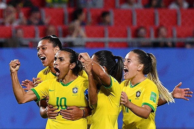 Marta comemora gol que a torna maior artilheira em copas.