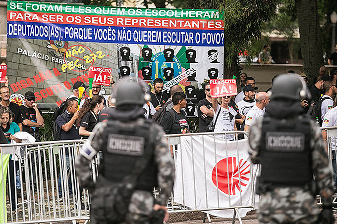 Assembleia amanheceu cercada por grades e tropas do choque da Brigada Militar.