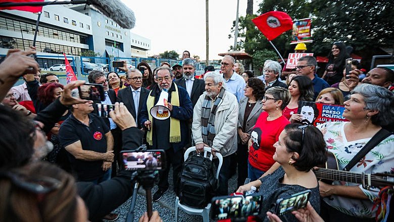 Entregue na quinta-feira (8) por Raduan Raduan e Fernando Morais, carta de juristas emocionou ex-presidente Lula