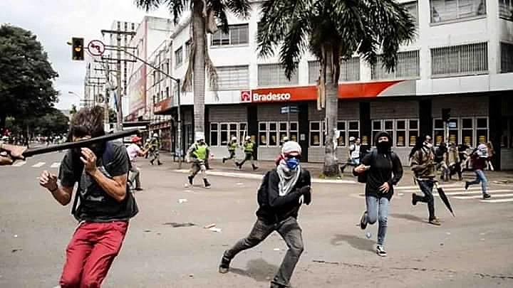 Jornalista flagrou quando manifestante foi atingido com um golpe de cassetete
