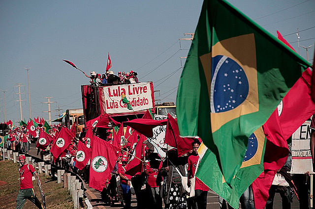 Milhares de pessoas foram às ruas de Brasília (DF) registrar a candidatura Lula a presidência da república