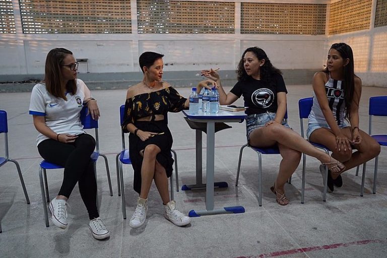 ‘Lugar da mulher no futebol’ é tema de roda de diálogo em escola de João Pessoa