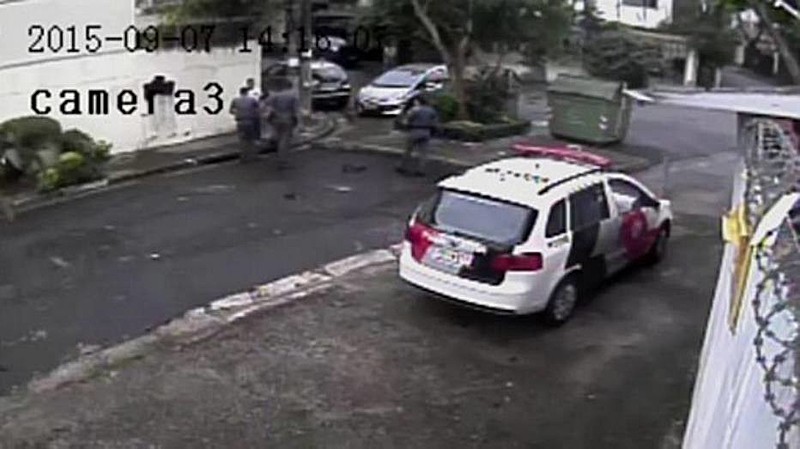 Câmera de segurança registra PMs cercando homem e o encostando na parede