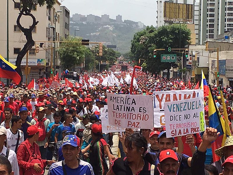 Marcha de chavistas em Caracas, capital venezuelana, em abril deste ano