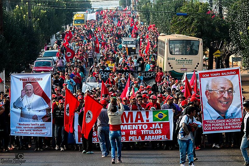 Em Quedas do Iguaçu, região central do Paraná, área de conflito agrário gera tensão entre trabalhadores organizados pelo MST e a empresa madeireira Araupel. Movimento é criminalizado pela empresa e por meios de comunicação locais