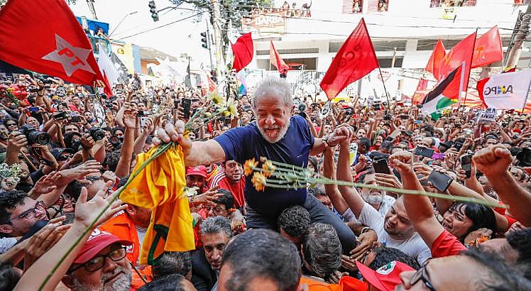 Lula é abraçado por apoiadores no dia da prisão