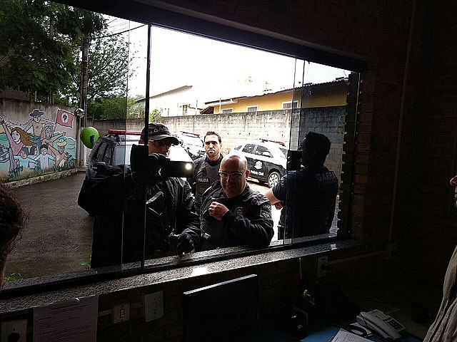 Efectivos policiales entran a fuerza en la Escuela Nacional Florestan Fernandes