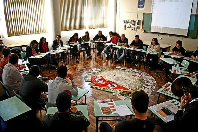 Indígenas ocupam territórios da educação no campo