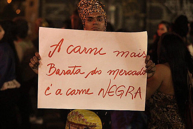 Manifestante carga afiche en la Marcha de las Mujeres Negras en julio de este año, en São Paulo