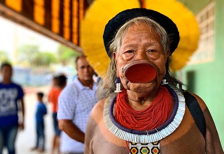Cacique Raoni recebe alta do hospital depois de se recuperar da covid-19