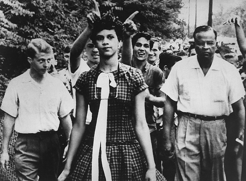 Dorothy Counts, primeira aluna negra da Universidade de Harry Harding e enfrentou o racismo diariamente