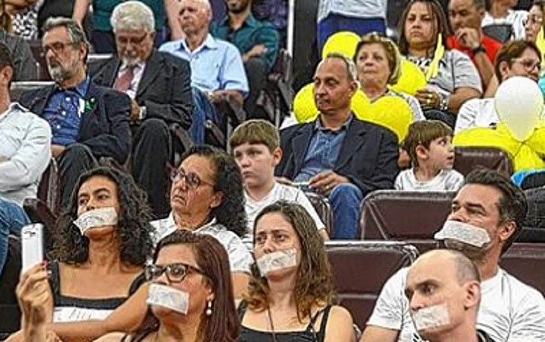 Professores protestaram durante a votação do projeto