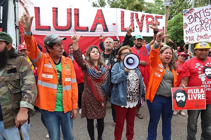 Vigília Lula Livre resiste há 214 dias em frente à Polícia Federal, em Curitiba, onde Lula é mantido como preso político