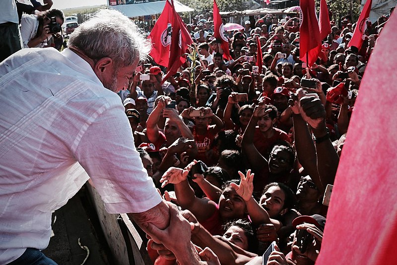 Apoiadores recebem Lula durante a Caravana Lula pelo Nordeste