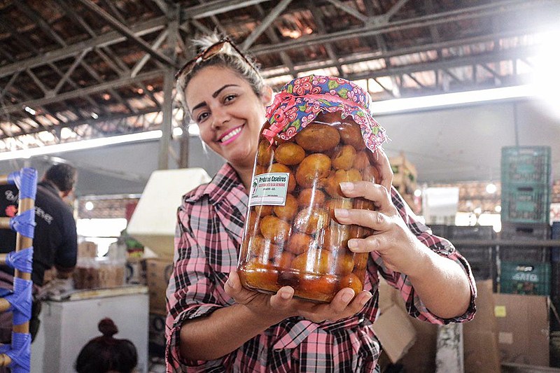 Pequi é fonte para a produção de diversos produtos como doces e pimentas