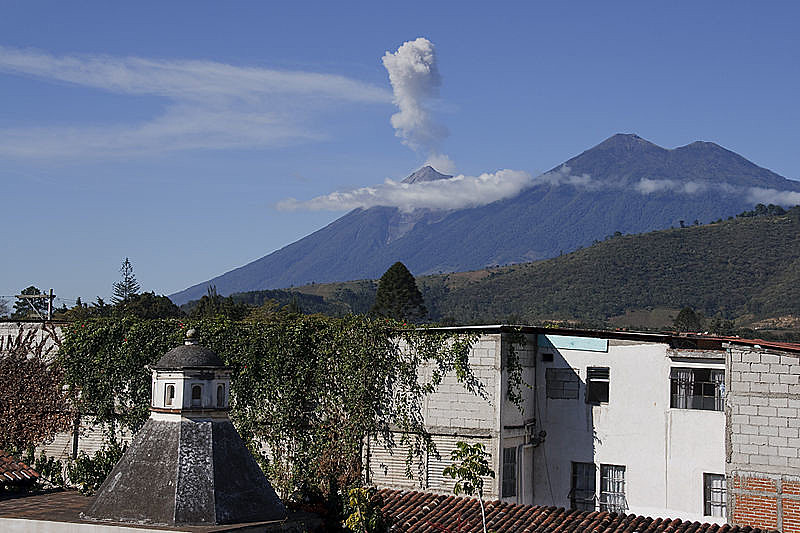 Vulcão de Fogo visto da cidade de Antígua, na Guatemala.