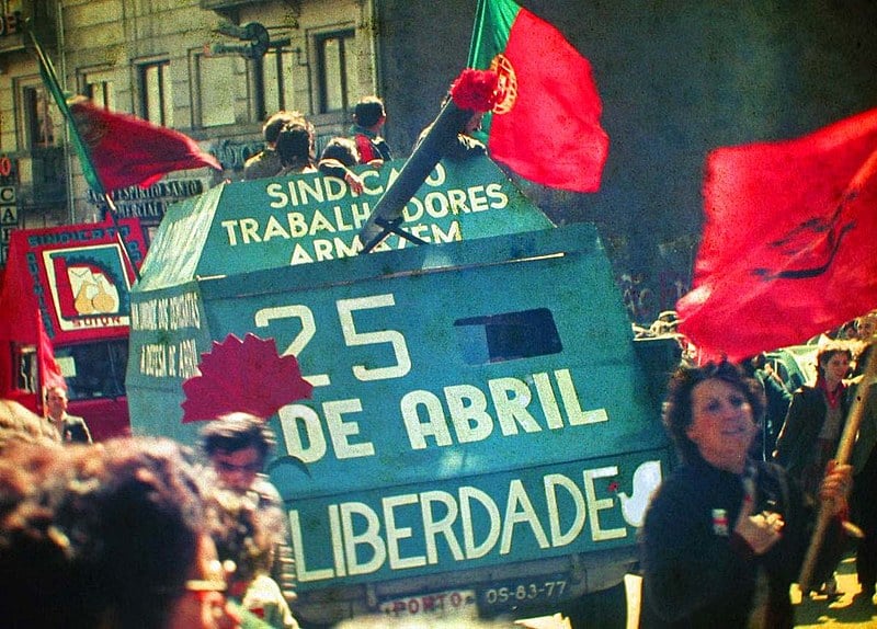 Portugueses começaram a dar cravos aos soldados, que os colocavam na ponta dos seus fuzis -- o que dá nome à revolução