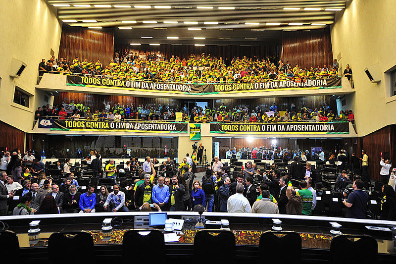 O interesse por trás da reforma da previdência, segundo o senador Roberto Requião, é entregar recursos financeiros nas mãos dos bancos