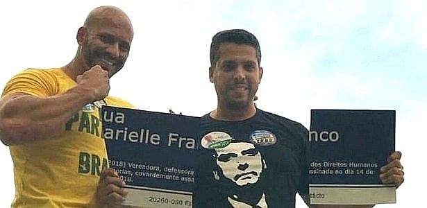 Amorim (à direita) se orgulha de ter quebrado placa com o nome de Marielle Franco