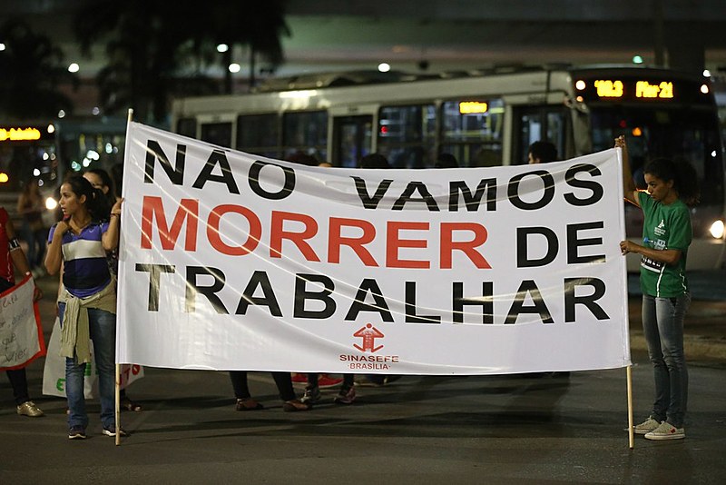 Em Brasília (DF), manifestantes protestam contra a reforma da Previdência