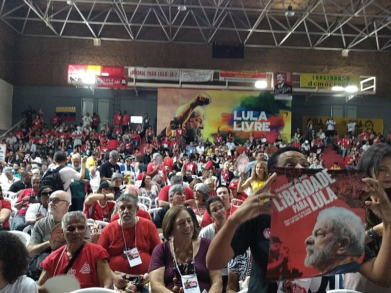 Ativistas acompanham a leitura da carta de Lula aos presentes ao encontro