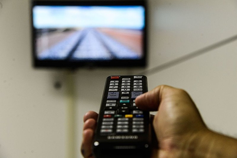 Na tela será exibida a seguinte mensagem: “DEFESA CIVIL: agora os ALERTAS de RISCO estão na sua TV. Fique ligado!”.