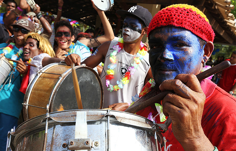 A criação de blocos carnavalescos, sambas e marchinhas, fantasias e desfiles no carnaval são atividades terapêuticas dos Caps AD
