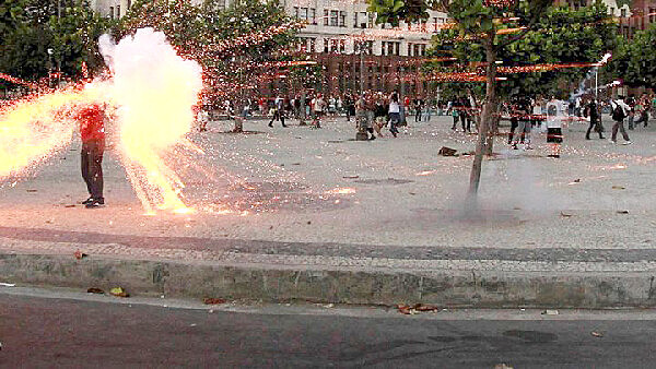 Cinegrafista Santiago Andrade no momento em que é atingido pelo rojão que causou sua morte durante a cobertura de um protesto no Rio de Janeiro, 2013