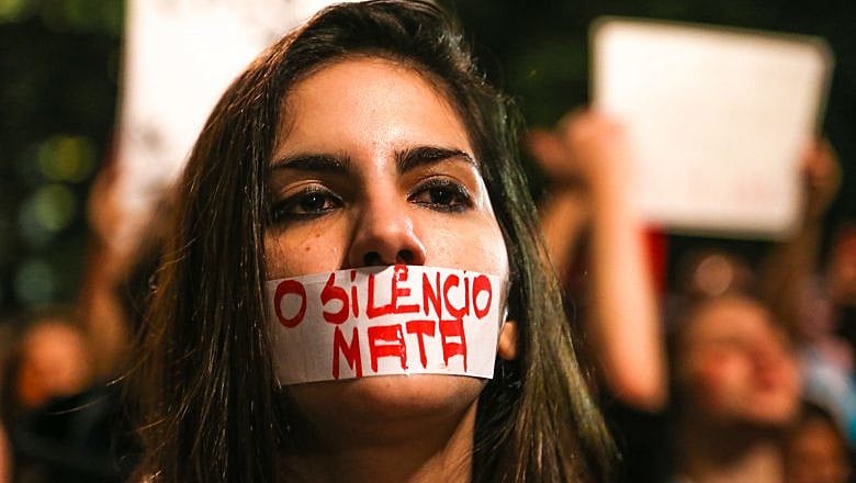 Mulher em ato contra feminicídio, em 2016