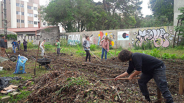 Fica permitida a utilização de recuo e canteiros das calçadas somente para a prática de hortas e jardinagem