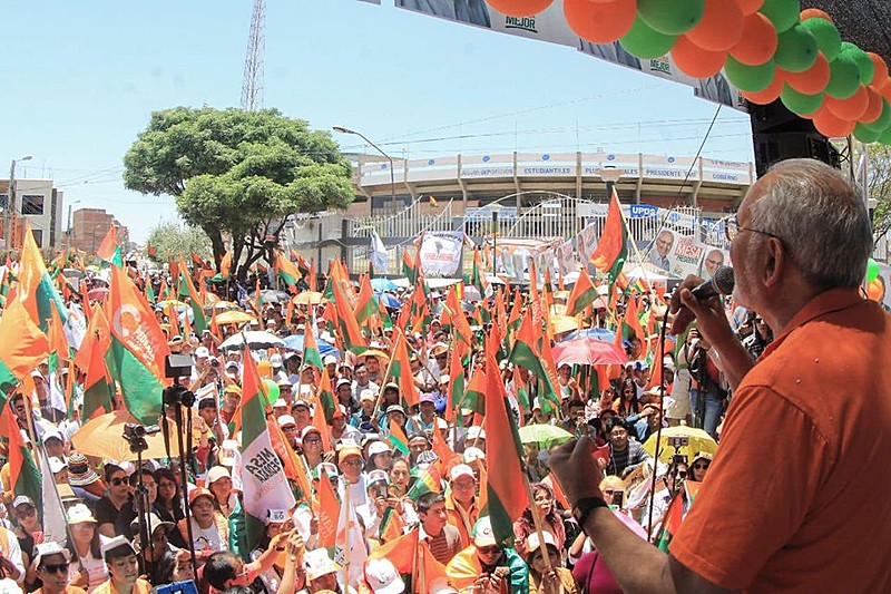 Carlos Mesa (dir.) subiu o tom nos últimos comícios contra o atual governo