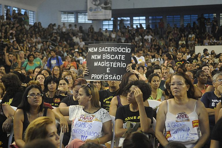 Professores miram Cláudio Castro em protesto contra ‘perseguição política’ no Rio de Janeiro