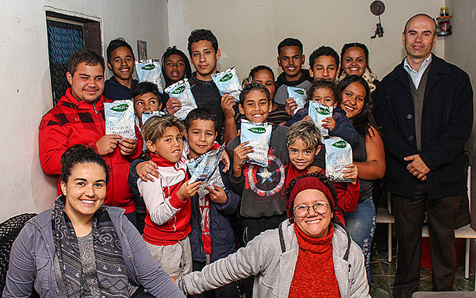 Crianças e adolescentes receberam a doação do MST por meio de uma iniciativa de Luisa de Souza