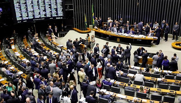 Veto de Bolsonaro foi derrubado em sessão conjunta de deputados e senadores realizada nessa quarta (28)