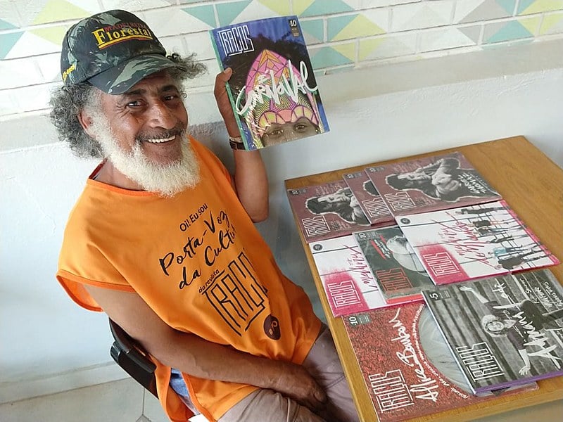 "Hoje, em vez de drogas, eu sou viciado na leitura. Tudo que pego eu leio", conta o vendedor Francisco Carlos da Silva Bezerra