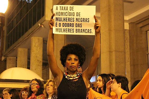 Políticas públicas racistas e machistas resultam em consequências cruéis para as mulheres negras que pagam com a própria vida