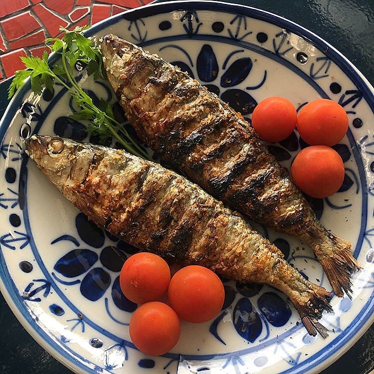 A sardinha é riquíssima em ômega-3 que é muito importante para a proteção da saúde cardiovascular e cerebral