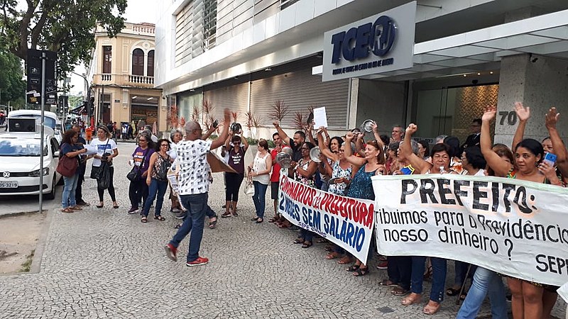A categoria realizou uma paralisação de 24 horas com um ato na câmara de vereadores de Duque de Caxias e no Tribunal de Contas do Estado