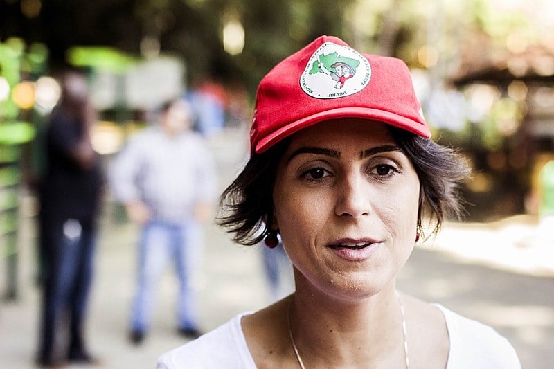 Manuela D'ávila, candidata à Presidência, visitou a feira da reforma agrária com sua filha