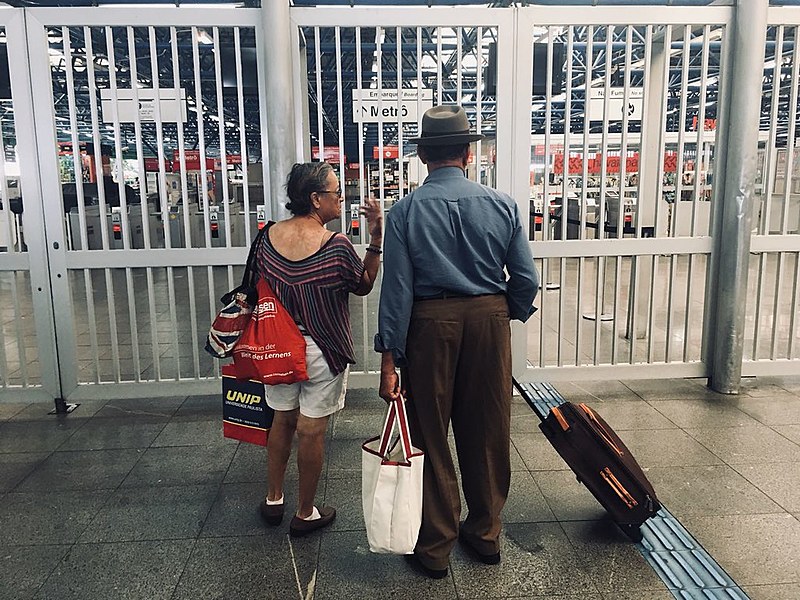 Usuários encontram estação Palmeiras-Barra Funda do Metrô de São Paulo fechada nesta quinta-feira (18)