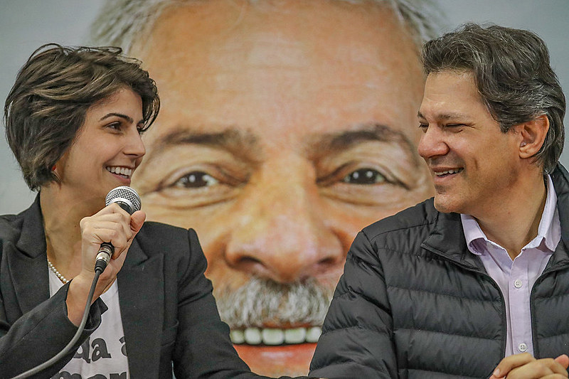 Manuela D'Ávila e Fernando Haddad, em coletiva de imprensa nesta terça-feira (7)
