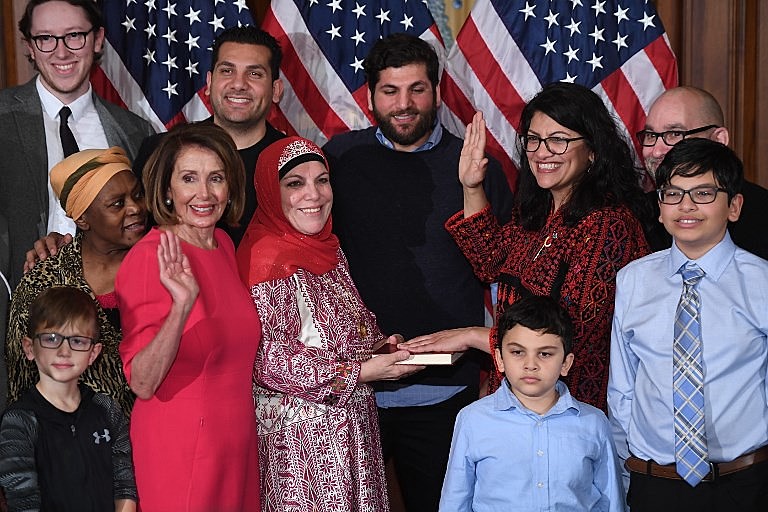 Democrata Nancy Pelosi (de rosa à esquerda) tomou posse como presidenta da Câmara nos EUA