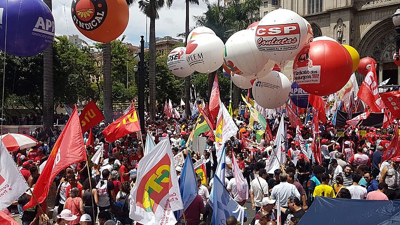 Manifestantes se reuniram na Praça da Sé em repúdio à proposta de reforma da previdência de Bolsonaro