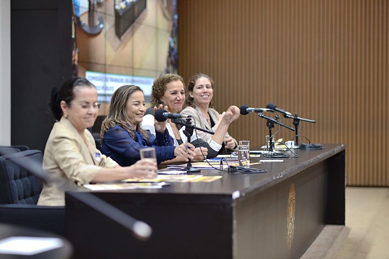 Câmara dos Deputados sediou seminário que debateu crise econômica com especialistas e parlamentares