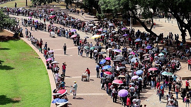 Multidão faz fila no Vale do Anhangabaú para se candidatar a possíveis vagas de emprego